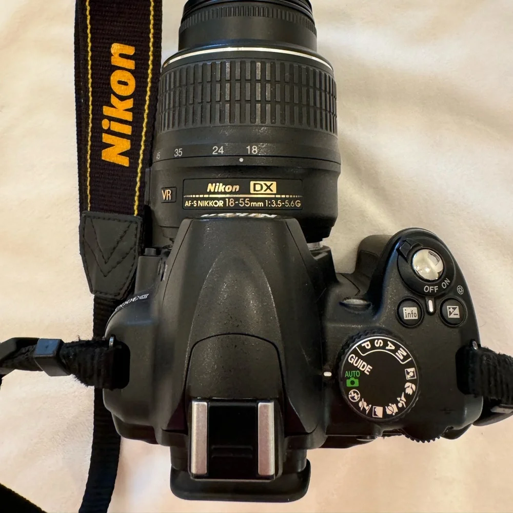 Nikon D3000 AF-S DX Digital VR Camera with 3 zoom lenses